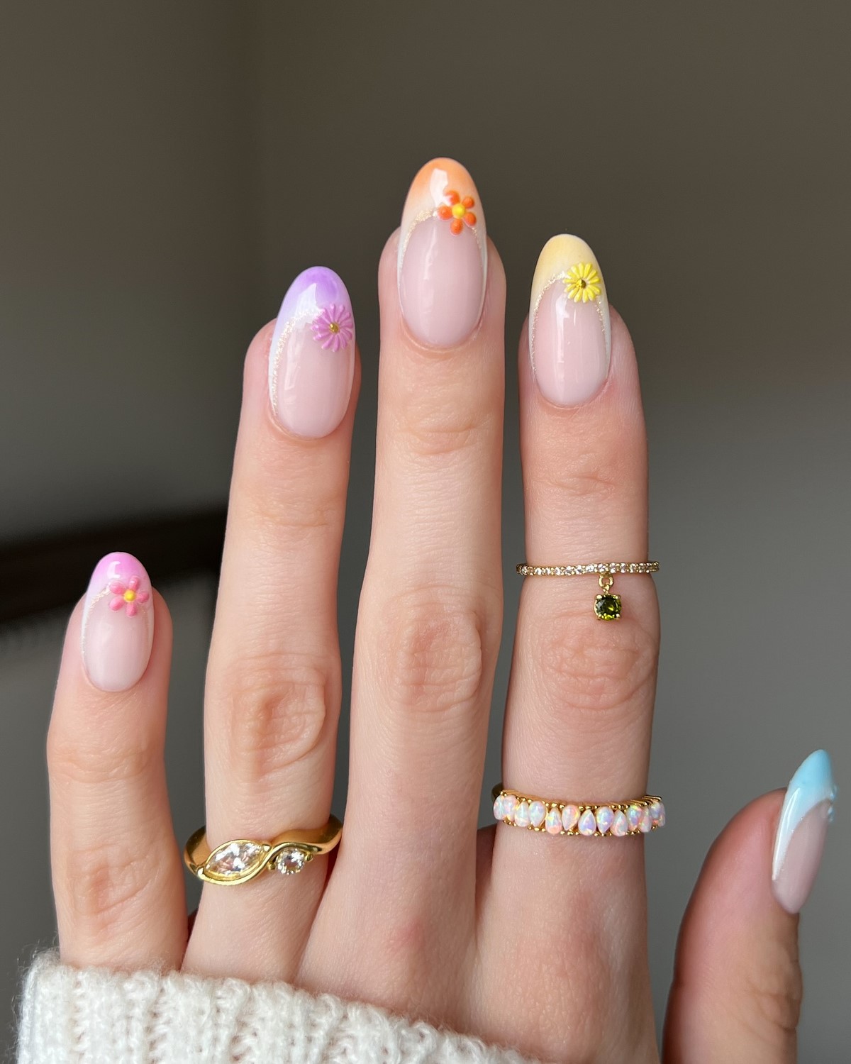 Манікюр з квітами весни 2026: ніжні ідеї на фото