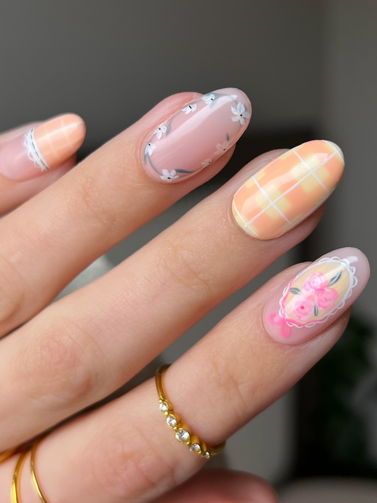 Манікюр з квітами весни 2026: ніжні ідеї на фото
