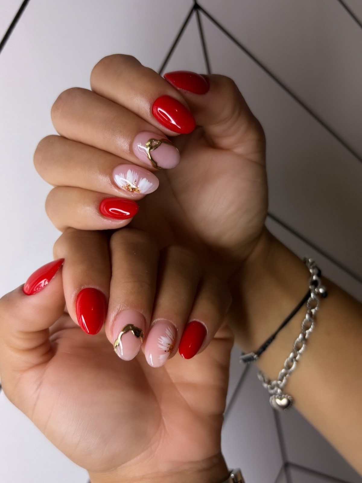 Манікюр з квітами весни 2026: ніжні ідеї на фото