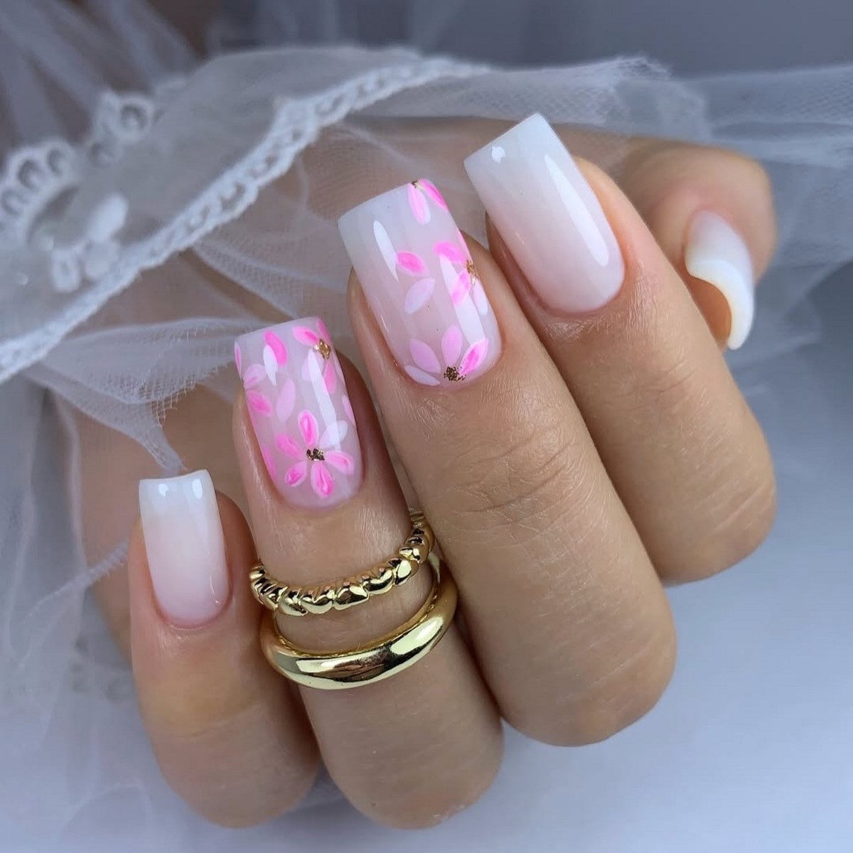 Манікюр з квітами весни 2026: ніжні ідеї на фото