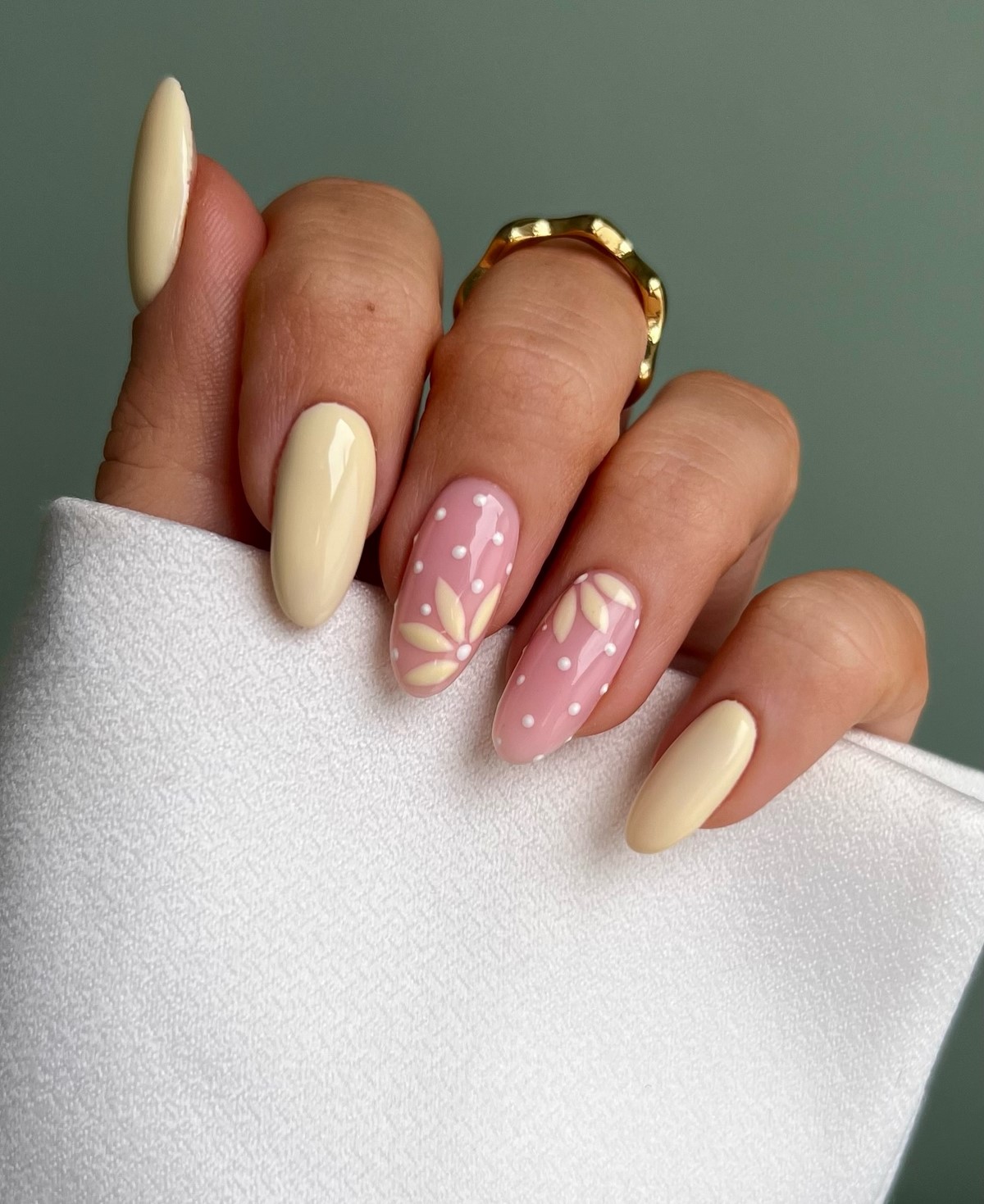 Манікюр з квітами весни 2026: ніжні ідеї на фото