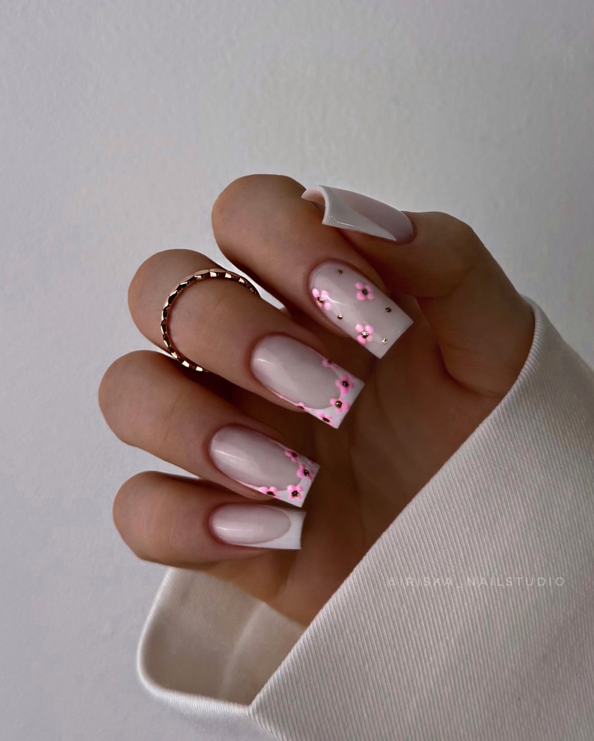 Манікюр з квітами весни 2026: ніжні ідеї на фото