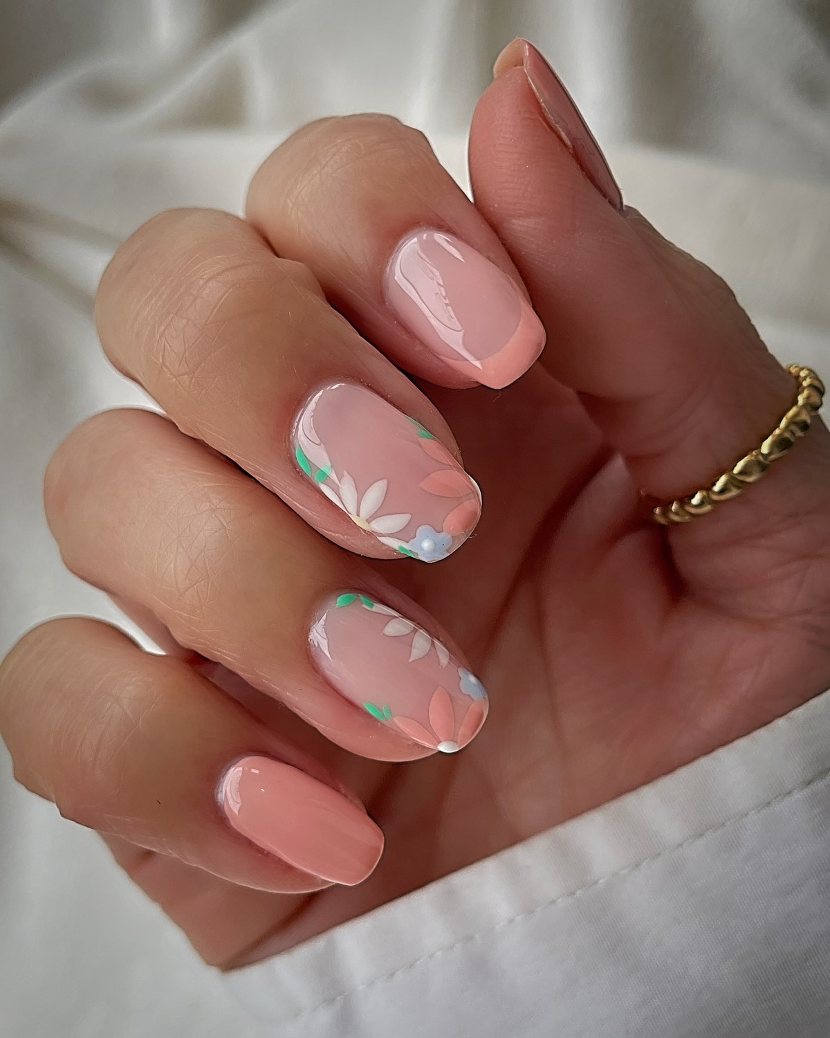 Манікюр з квітами весни 2026: ніжні ідеї на фото