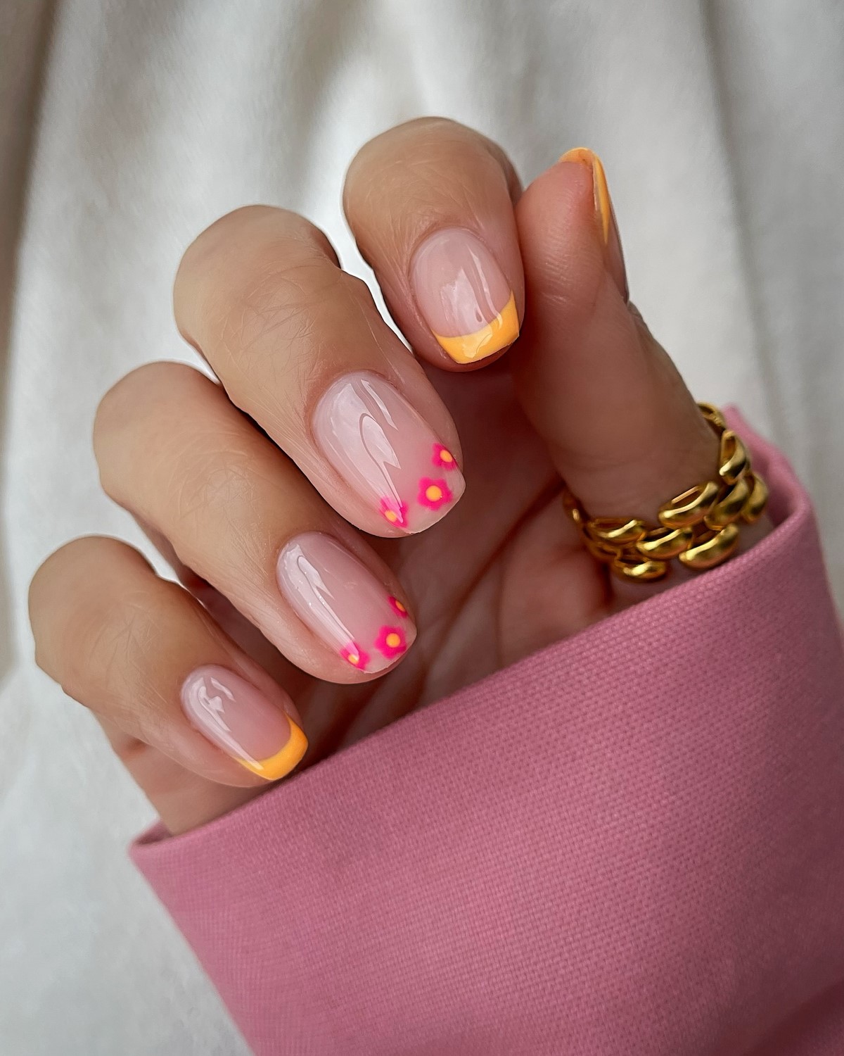 Манікюр з квітами весни 2026: ніжні ідеї на фото