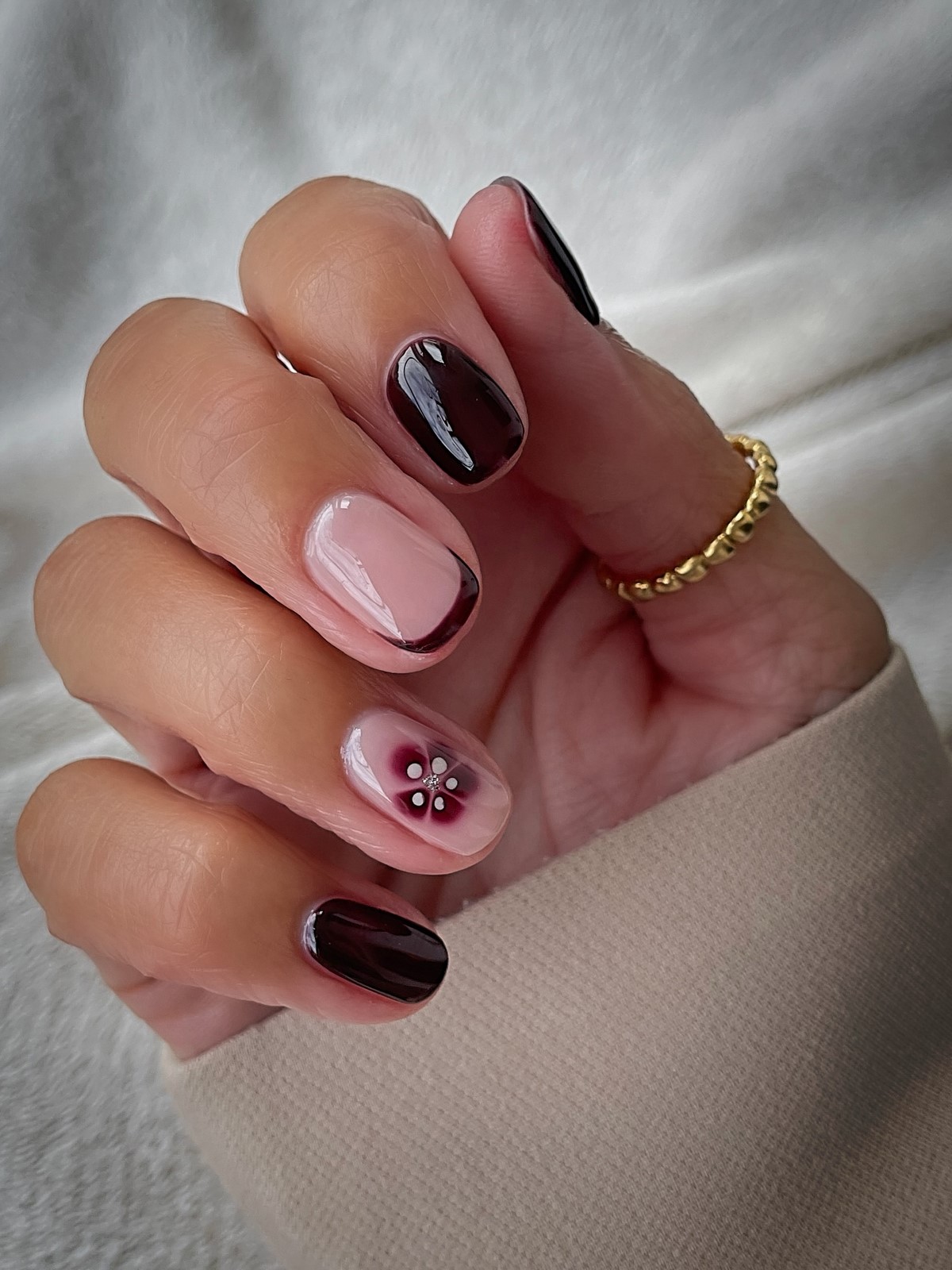 Манікюр з квітами весни 2026: ніжні ідеї на фото