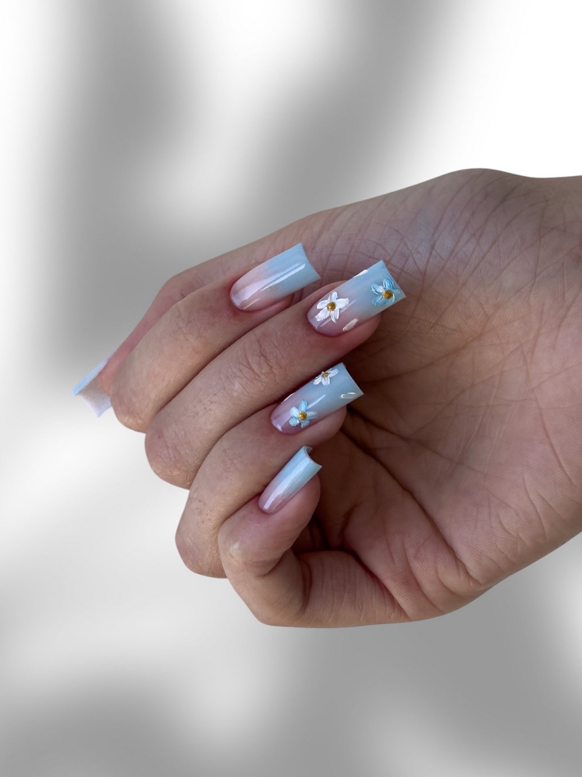 Манікюр з квітами весни 2026: ніжні ідеї на фото