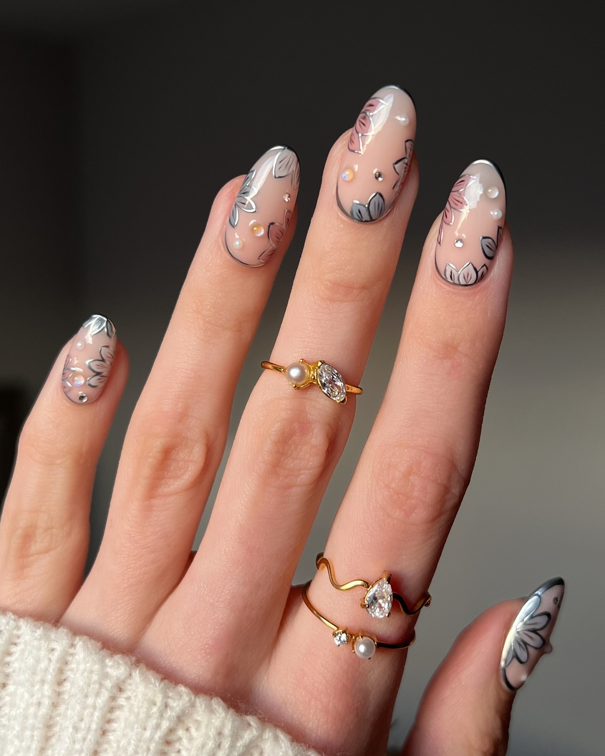 Манікюр з квітами весни 2026: ніжні ідеї на фото