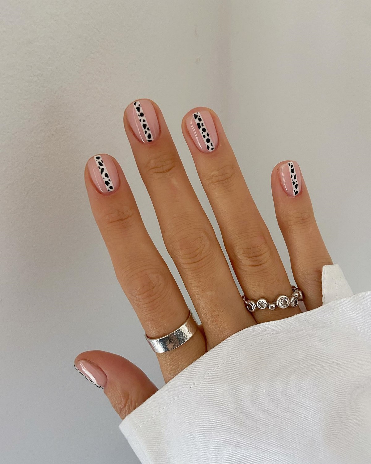 Мінімалістичний манікюр на короткі нігті квітня без зайвого