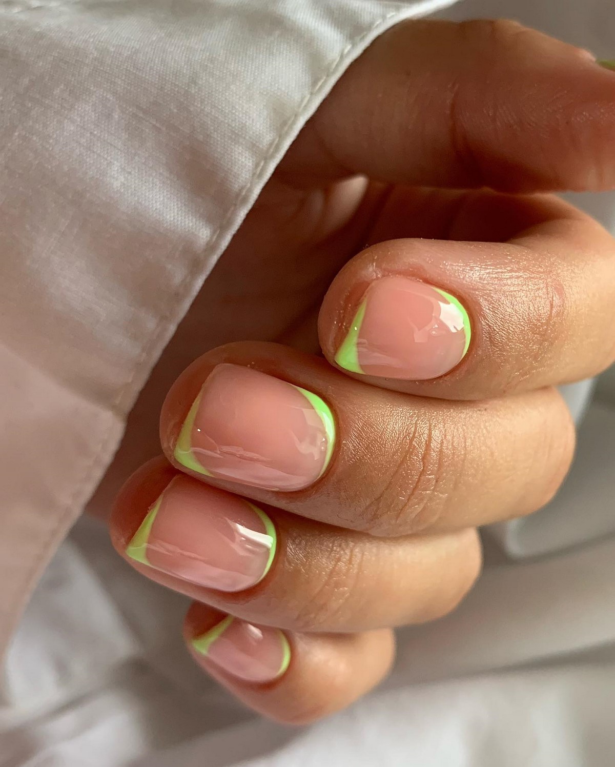 Мінімалістичний манікюр на короткі нігті квітня без зайвого