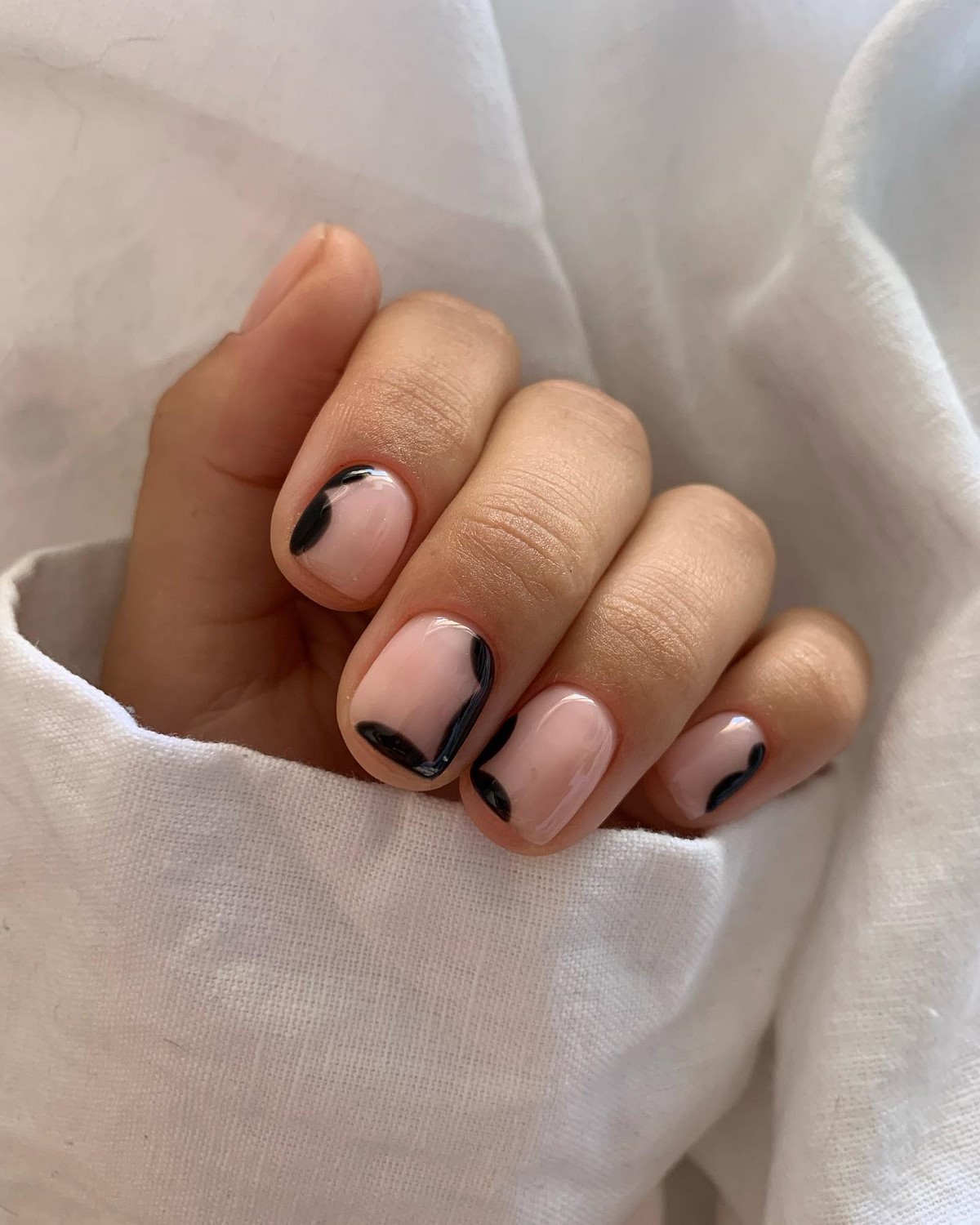 Мінімалістичний манікюр на короткі нігті квітня без зайвого