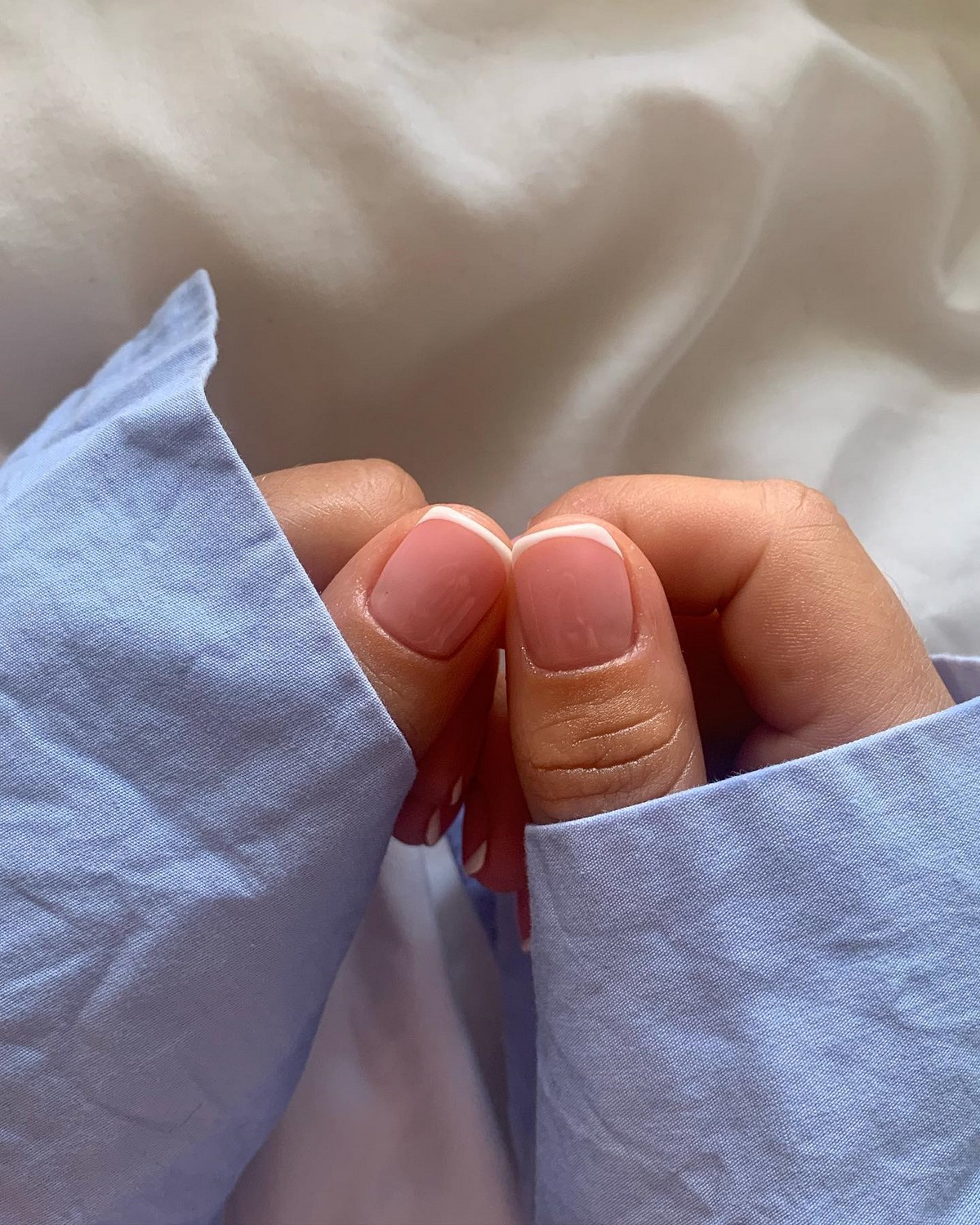 Мінімалістичний манікюр на короткі нігті квітня без зайвого