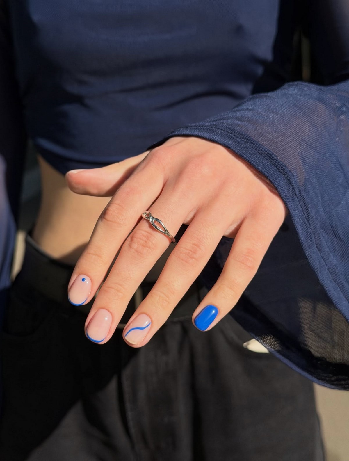 Мінімалістичний манікюр на короткі нігті квітня без зайвого