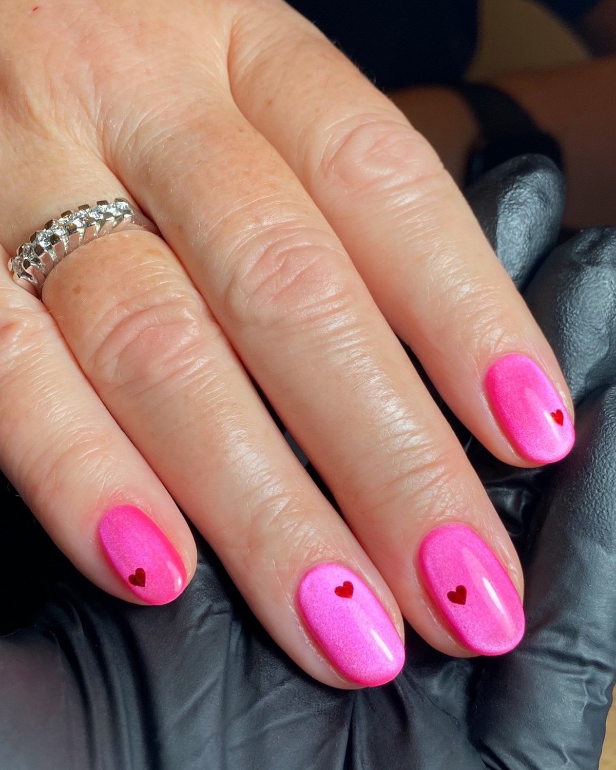 Мінімалістичний манікюр на короткі нігті квітня без зайвого