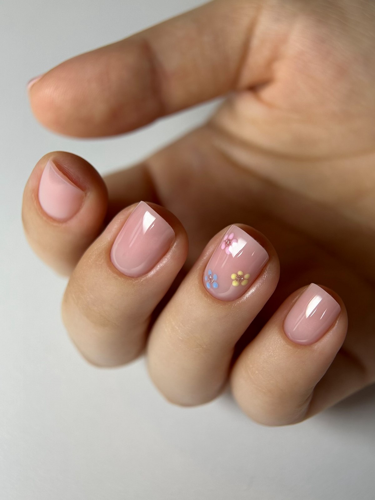 Мінімалістичний манікюр на короткі нігті квітня без зайвого