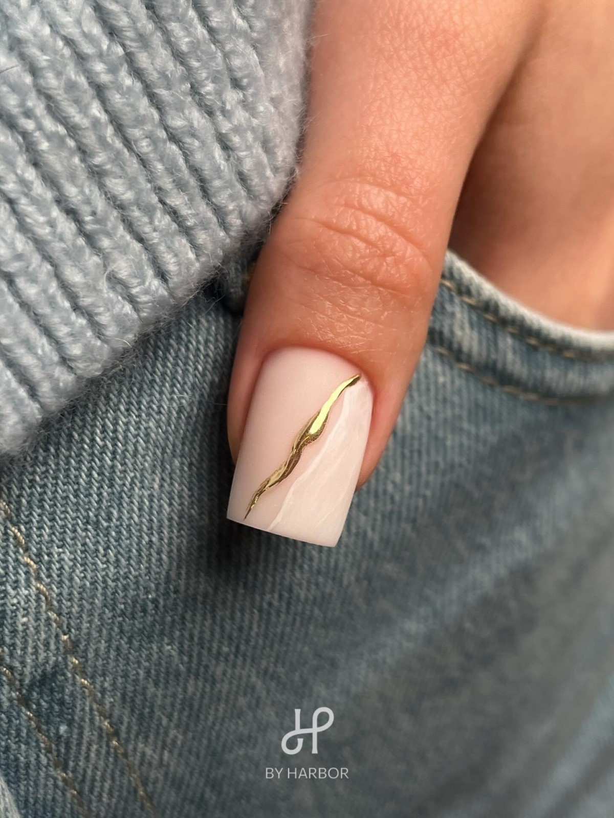 Мінімалістичний манікюр на короткі нігті квітня без зайвого