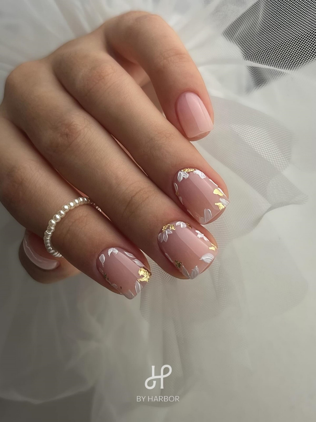 Мінімалістичний манікюр на короткі нігті квітня без зайвого