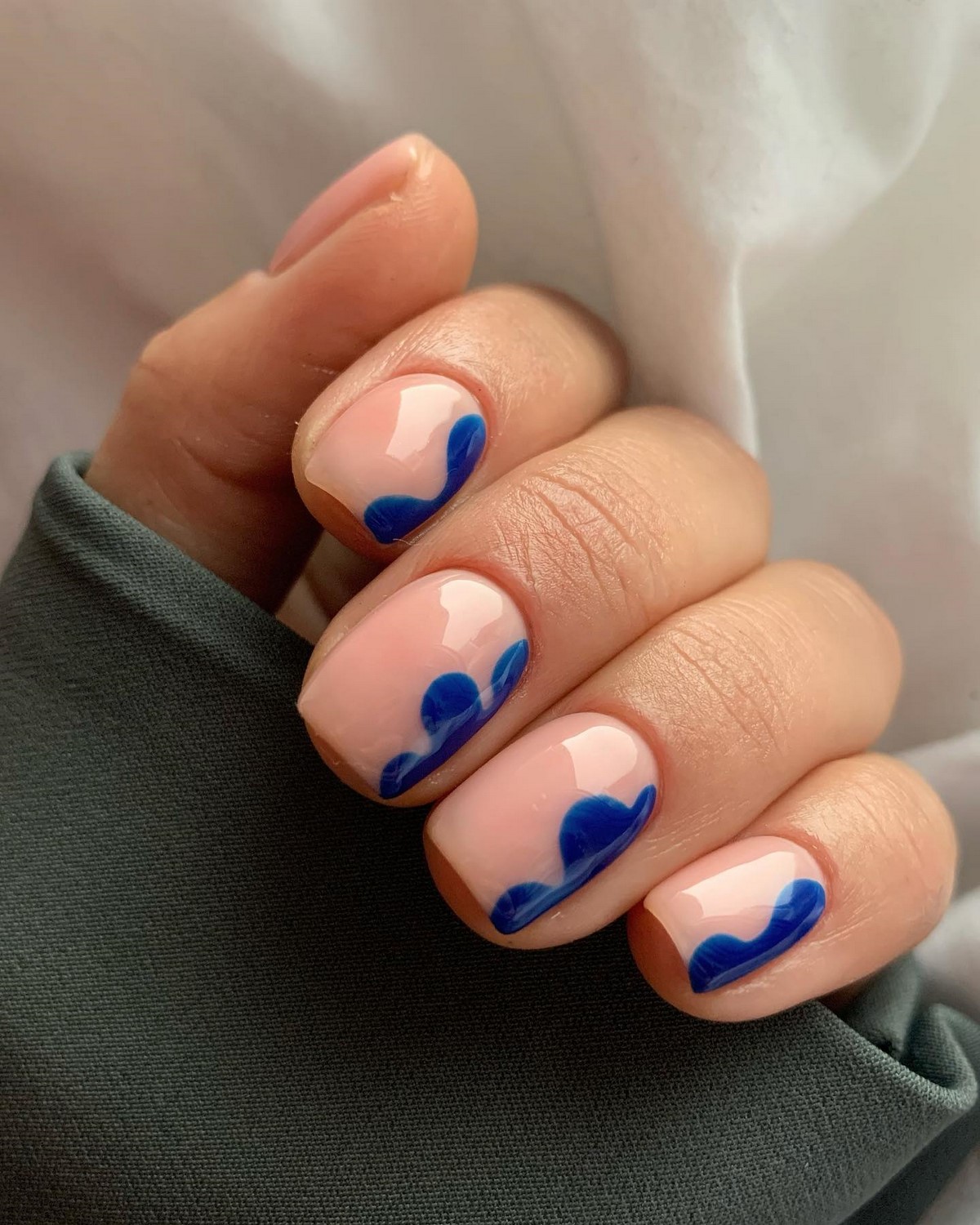 Мінімалістичний манікюр на короткі нігті квітня без зайвого