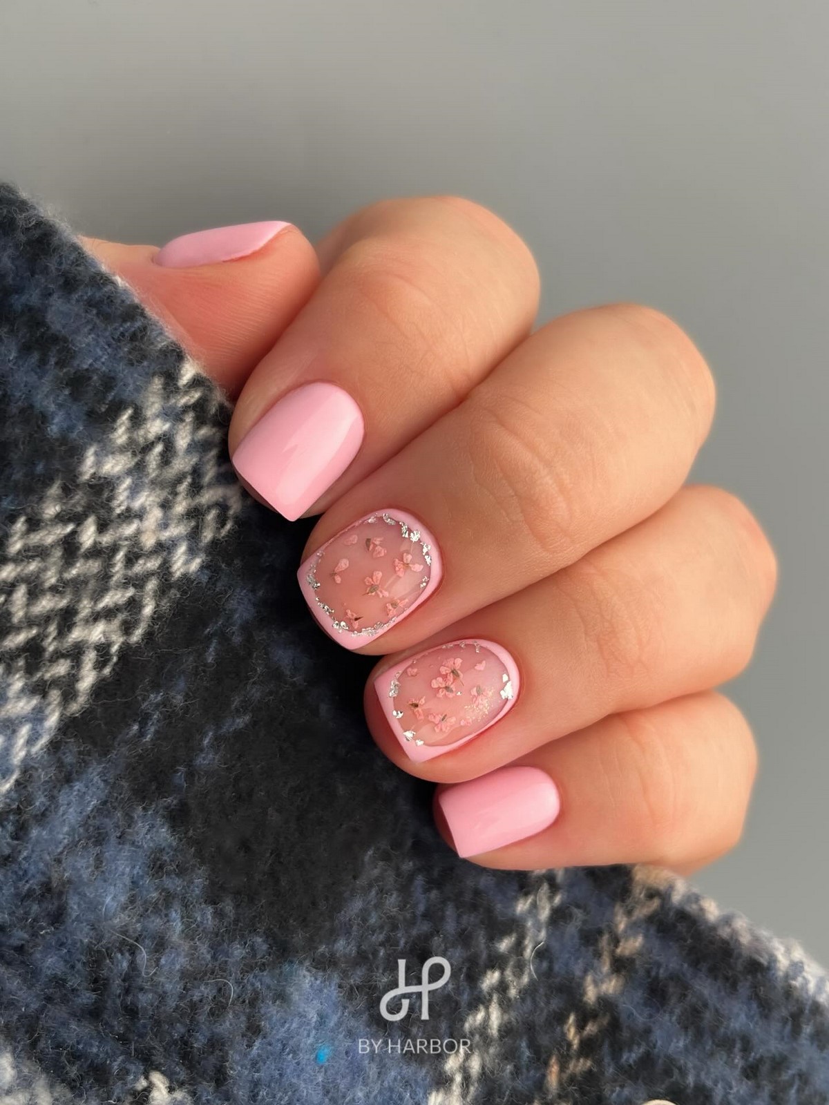 Мінімалістичний манікюр на короткі нігті квітня без зайвого