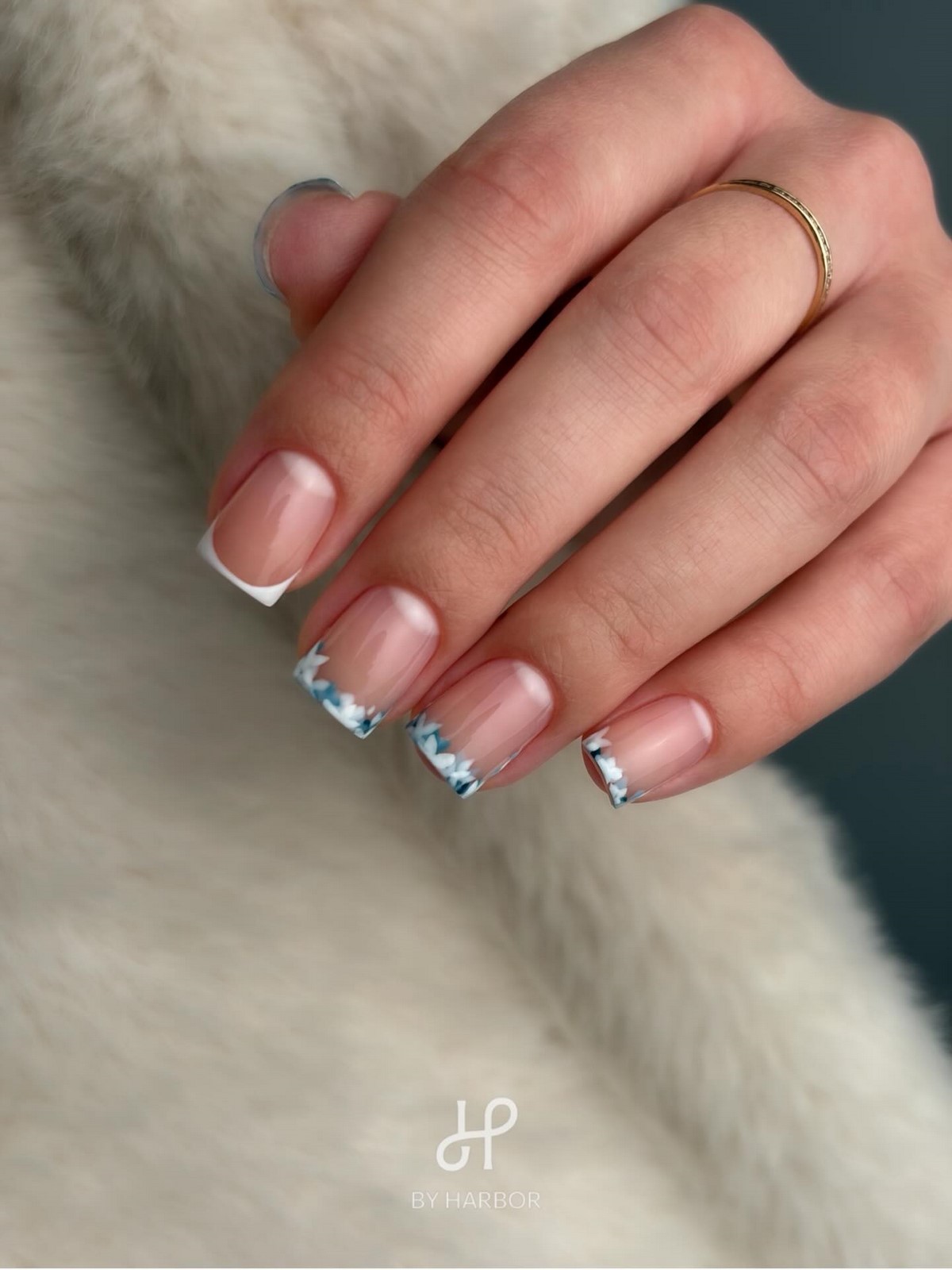 Мінімалістичний манікюр на короткі нігті квітня без зайвого