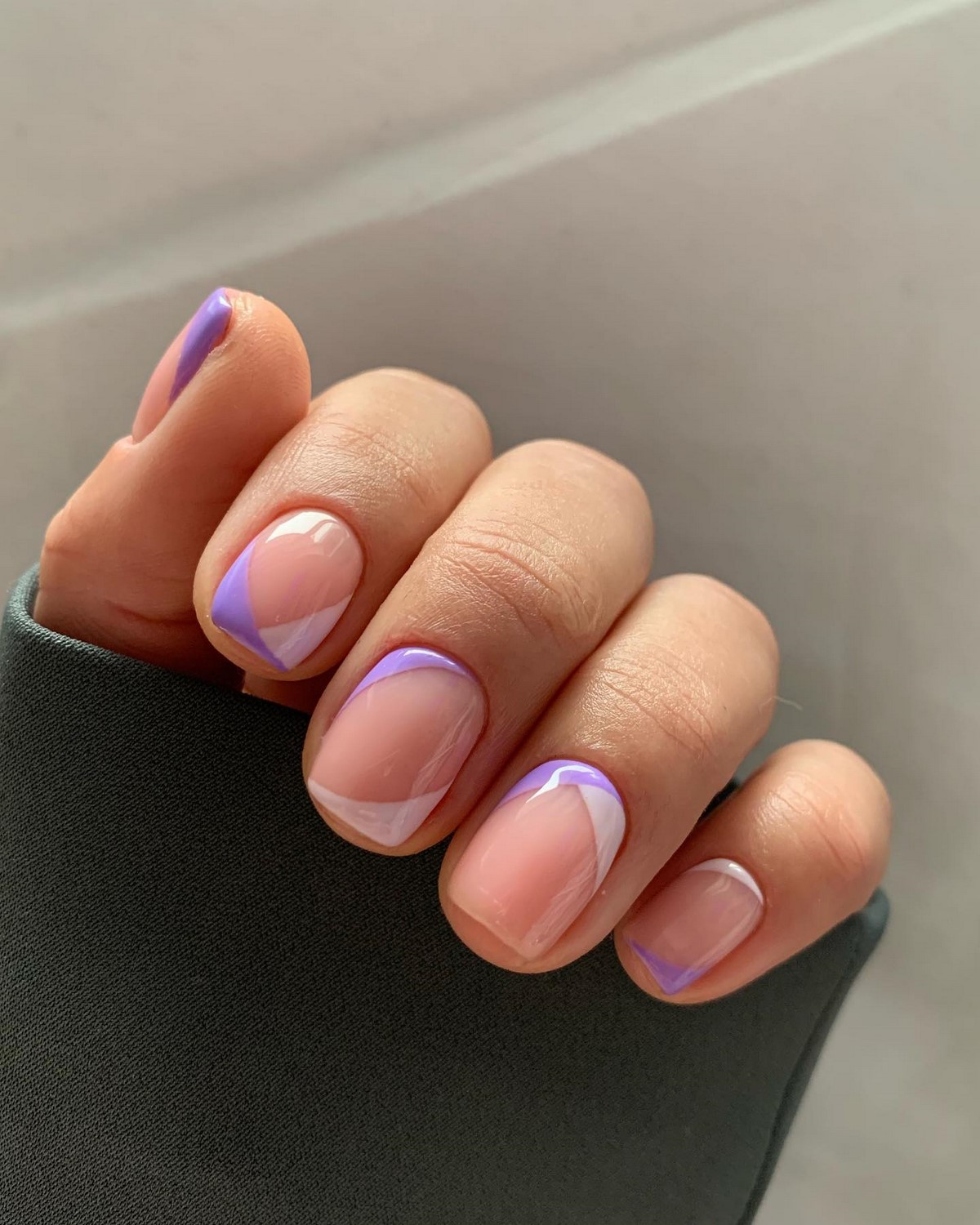 Мінімалістичний манікюр на короткі нігті квітня без зайвого