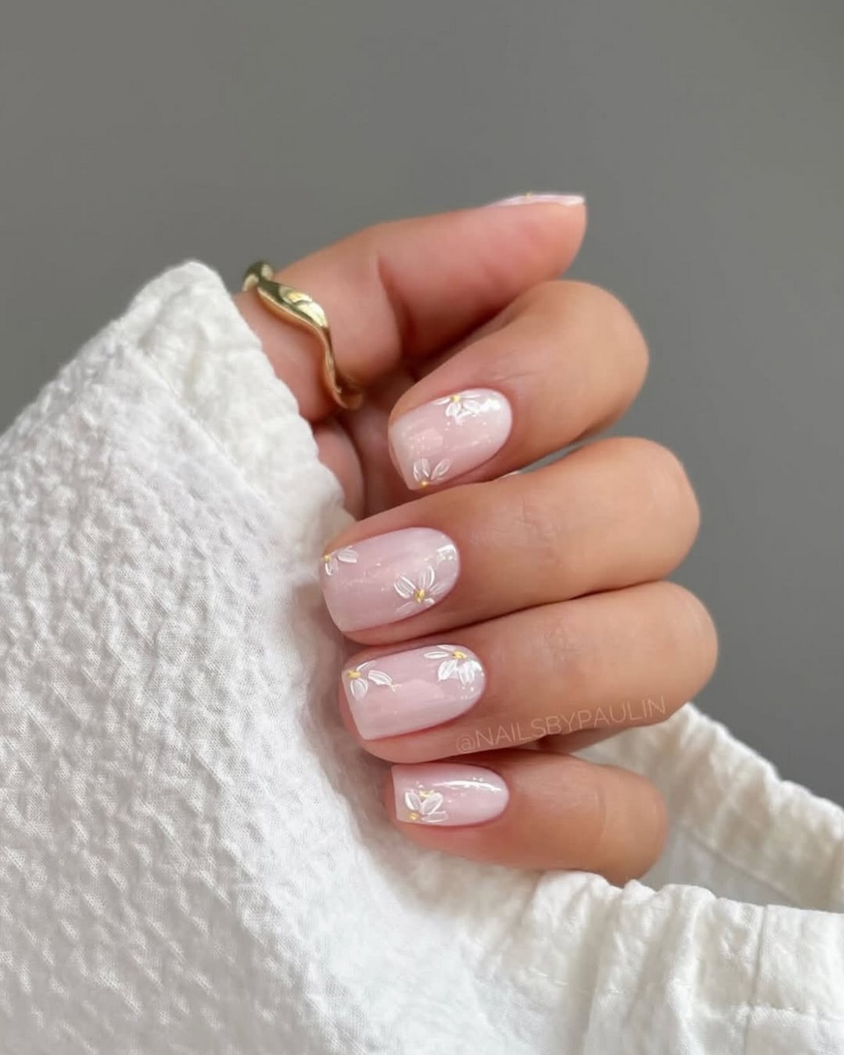 Мінімалістичний манікюр на короткі нігті квітня без зайвого