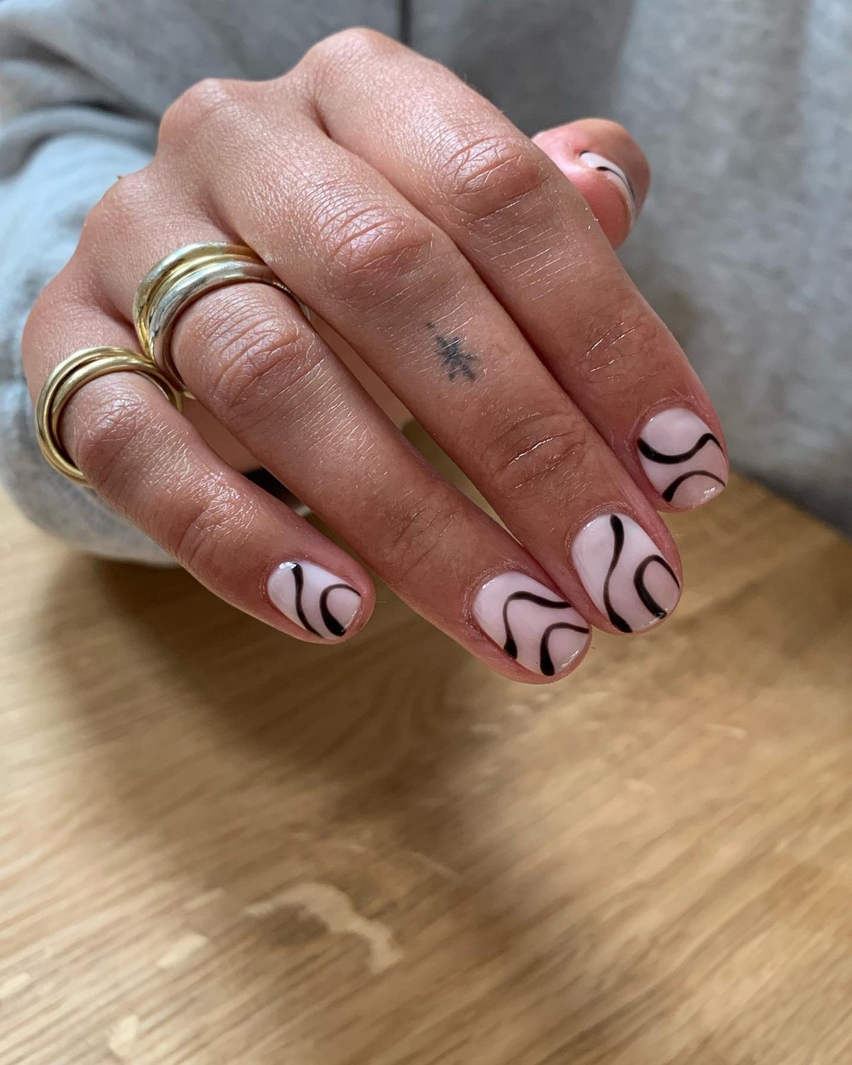 Мінімалістичний манікюр на короткі нігті квітня без зайвого