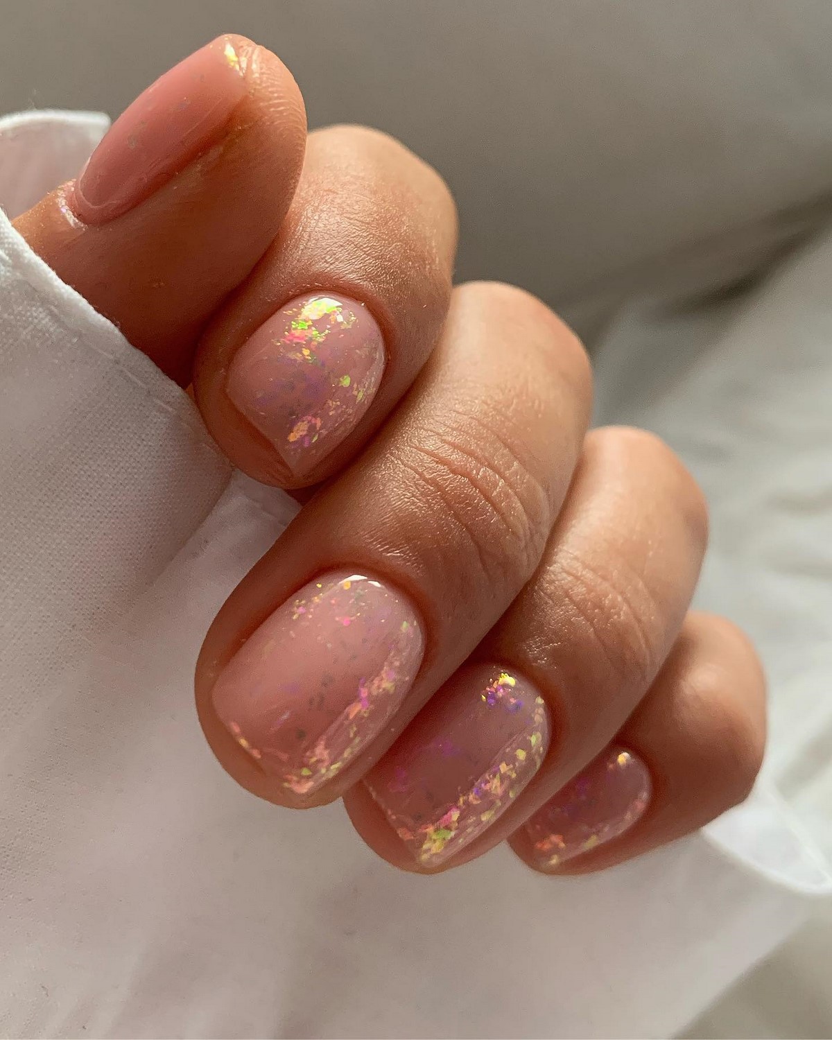 Мінімалістичний манікюр на короткі нігті квітня без зайвого