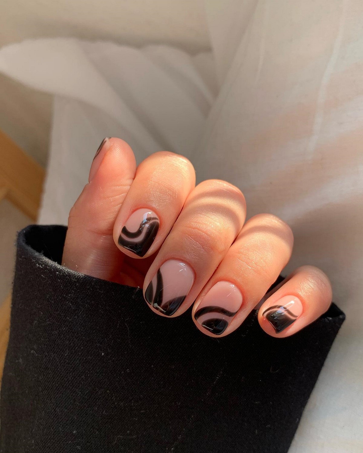 Мінімалістичний манікюр на короткі нігті квітня без зайвого