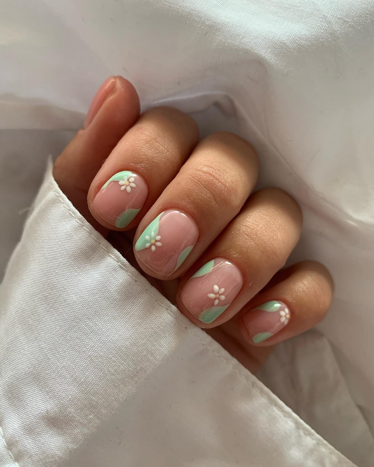 Мінімалістичний манікюр на короткі нігті квітня без зайвого