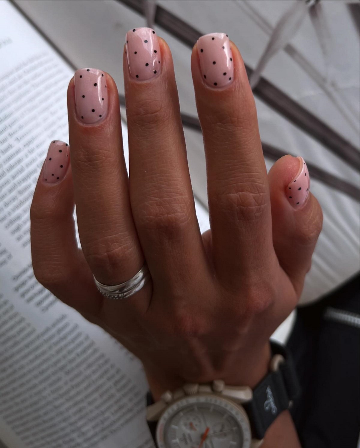 Мінімалістичний манікюр на короткі нігті: стильні ідеї весни 2026