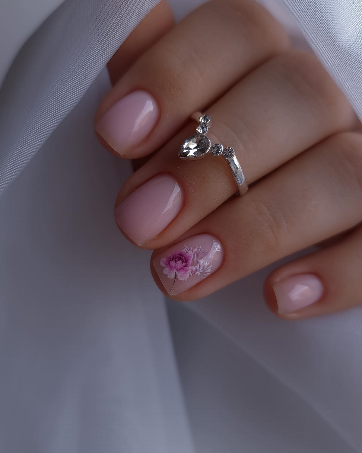 Мінімалістичний манікюр на короткі нігті: стильні ідеї весни 2026