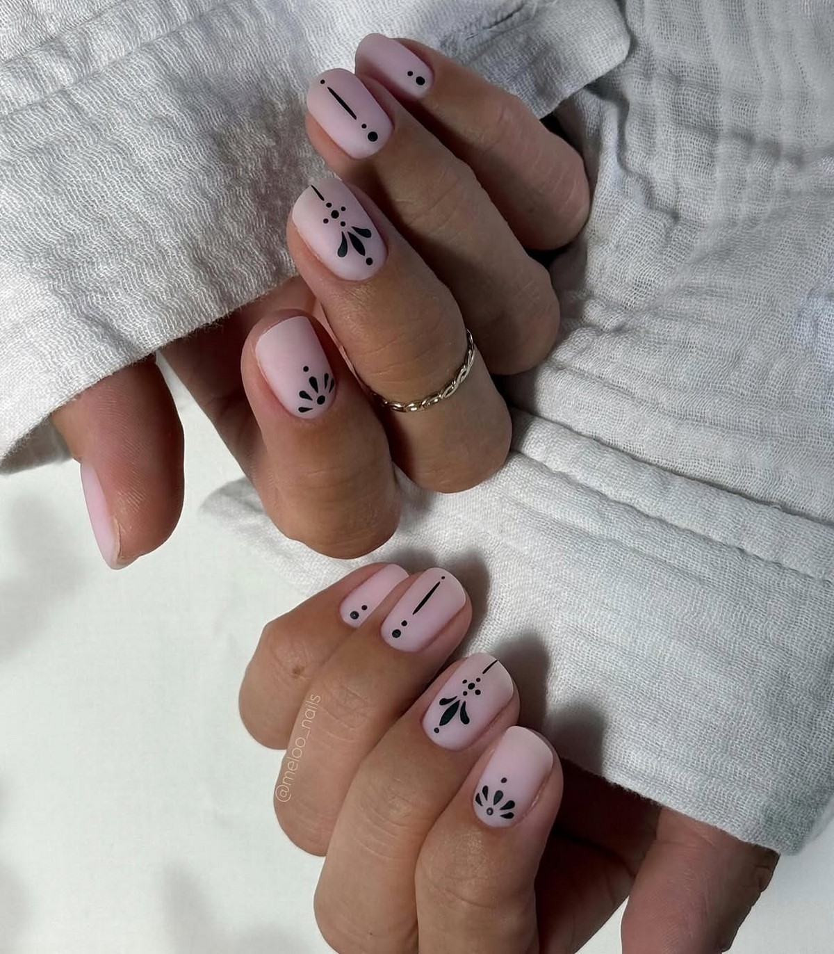 Мінімалістичний манікюр на короткі нігті: стильні ідеї весни 2026