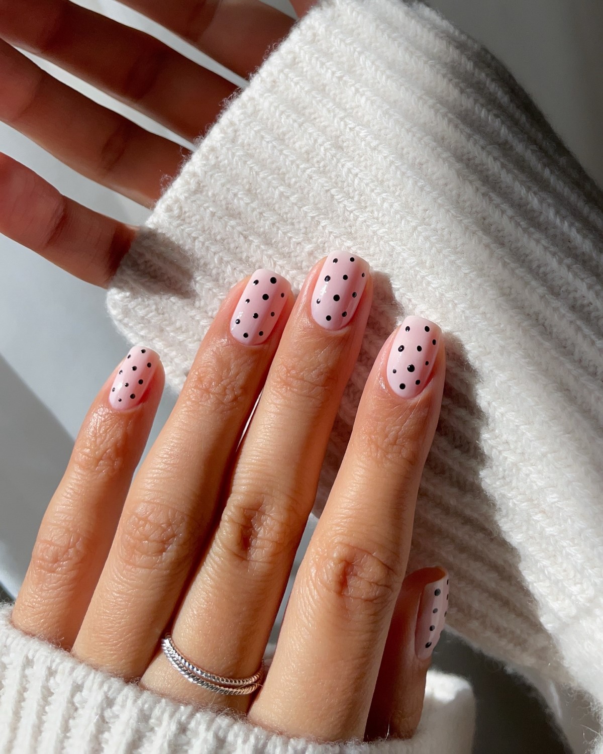 Мінімалістичний манікюр на короткі нігті: стильні ідеї весни 2026