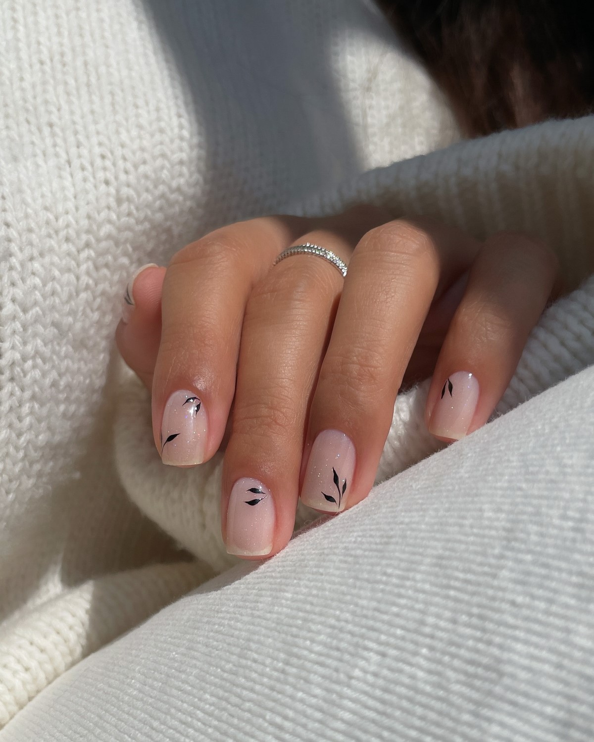 Мінімалістичний манікюр на короткі нігті: стильні ідеї весни 2026