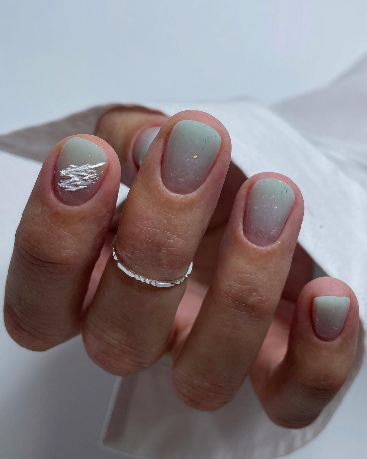 Мінімалістичний манікюр на короткі нігті: стильні ідеї весни 2026