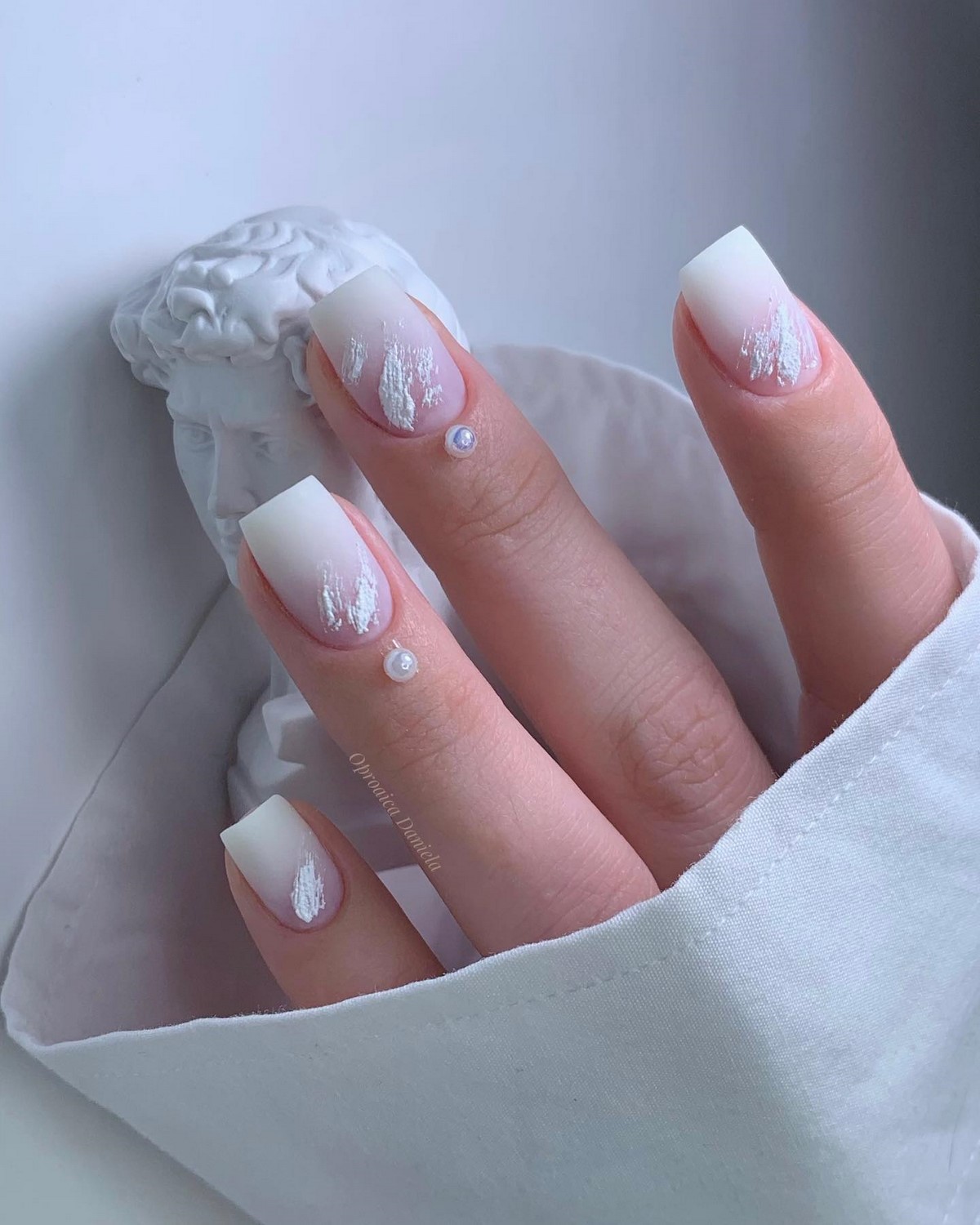 Мінімалістичний манікюр на короткі нігті: стильні ідеї весни 2026