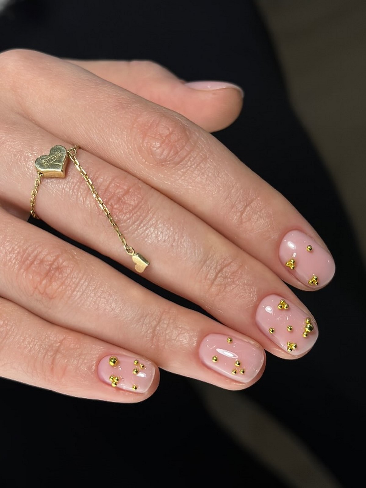 Мінімалістичний манікюр на короткі нігті: стильні ідеї весни 2026