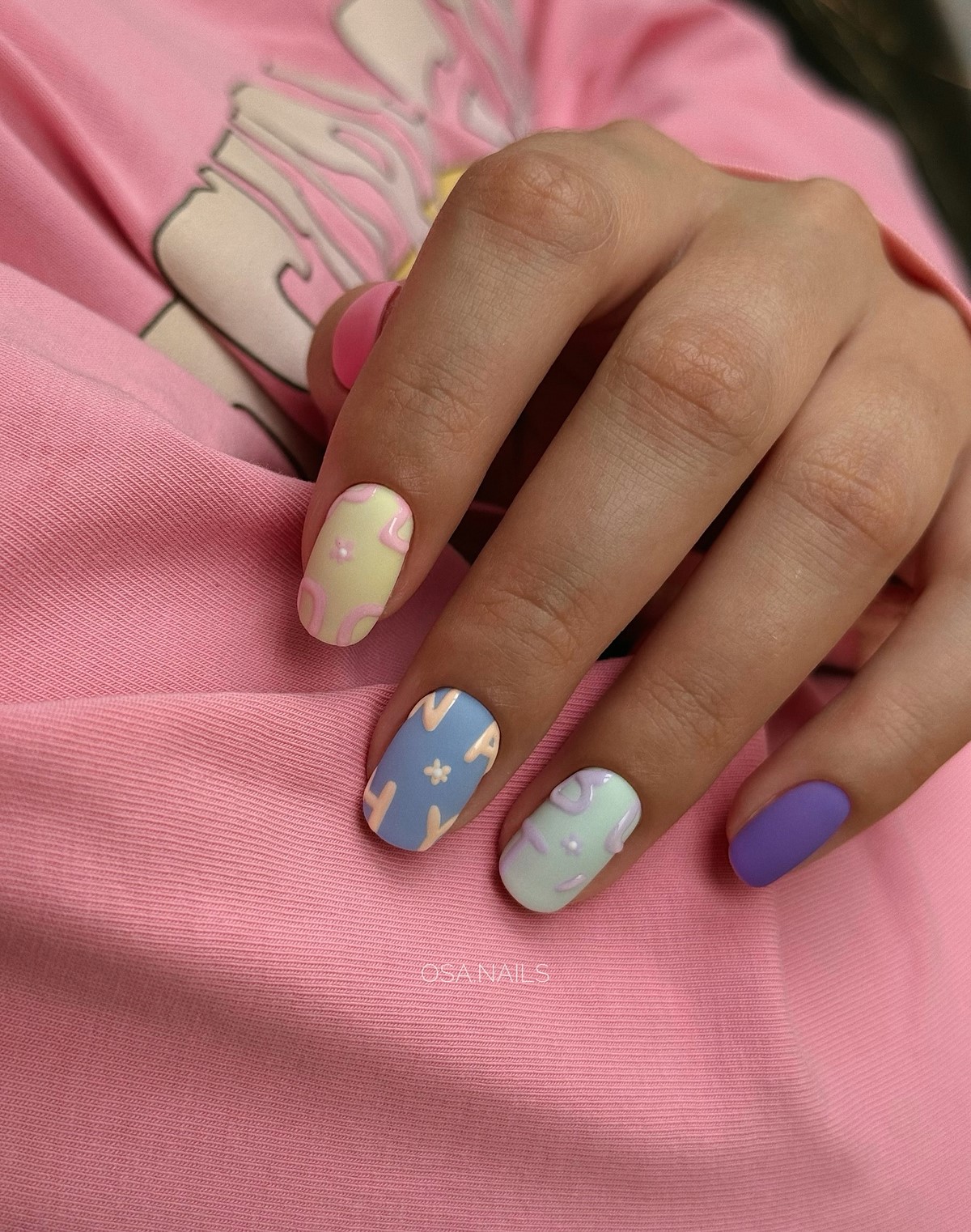 Мінімалістичний манікюр на короткі нігті: стильні ідеї весни 2026