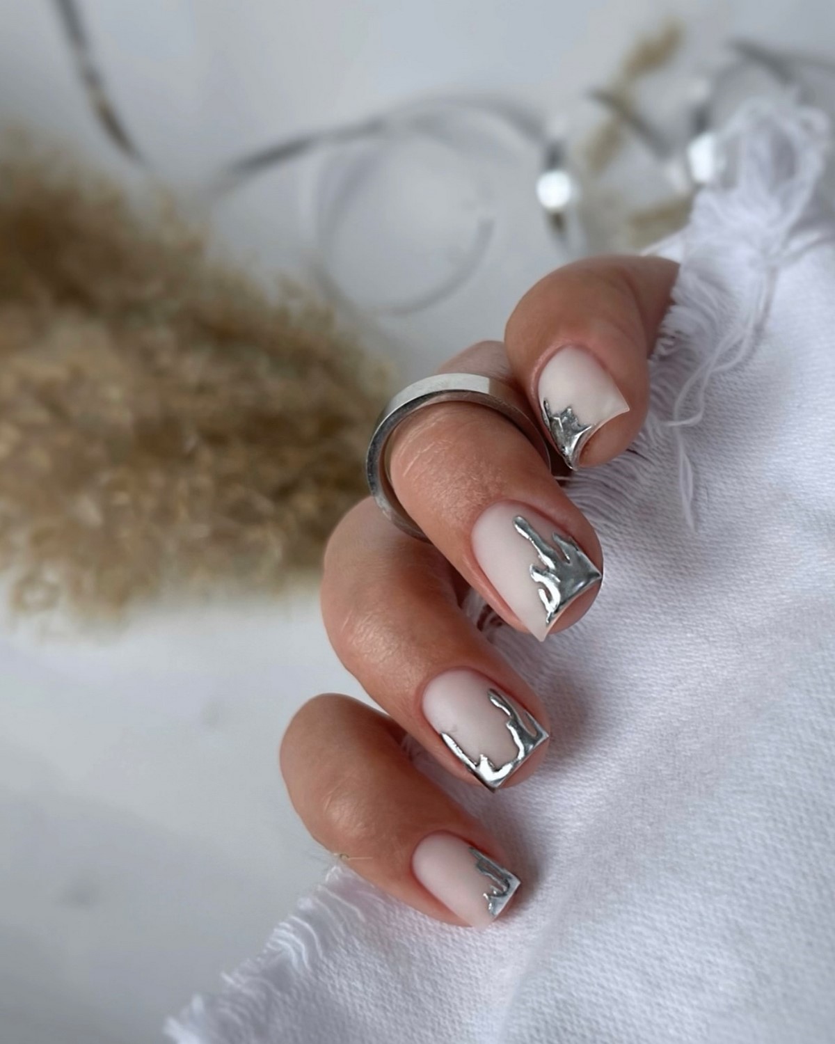 Мінімалістичний манікюр на короткі нігті: стильні ідеї весни 2026