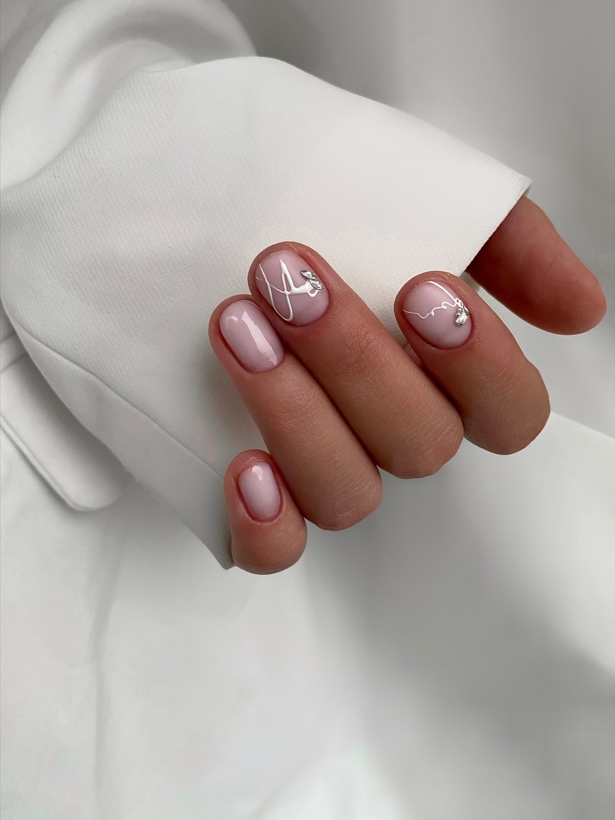 Мінімалістичний манікюр на короткі нігті: стильні ідеї весни 2026