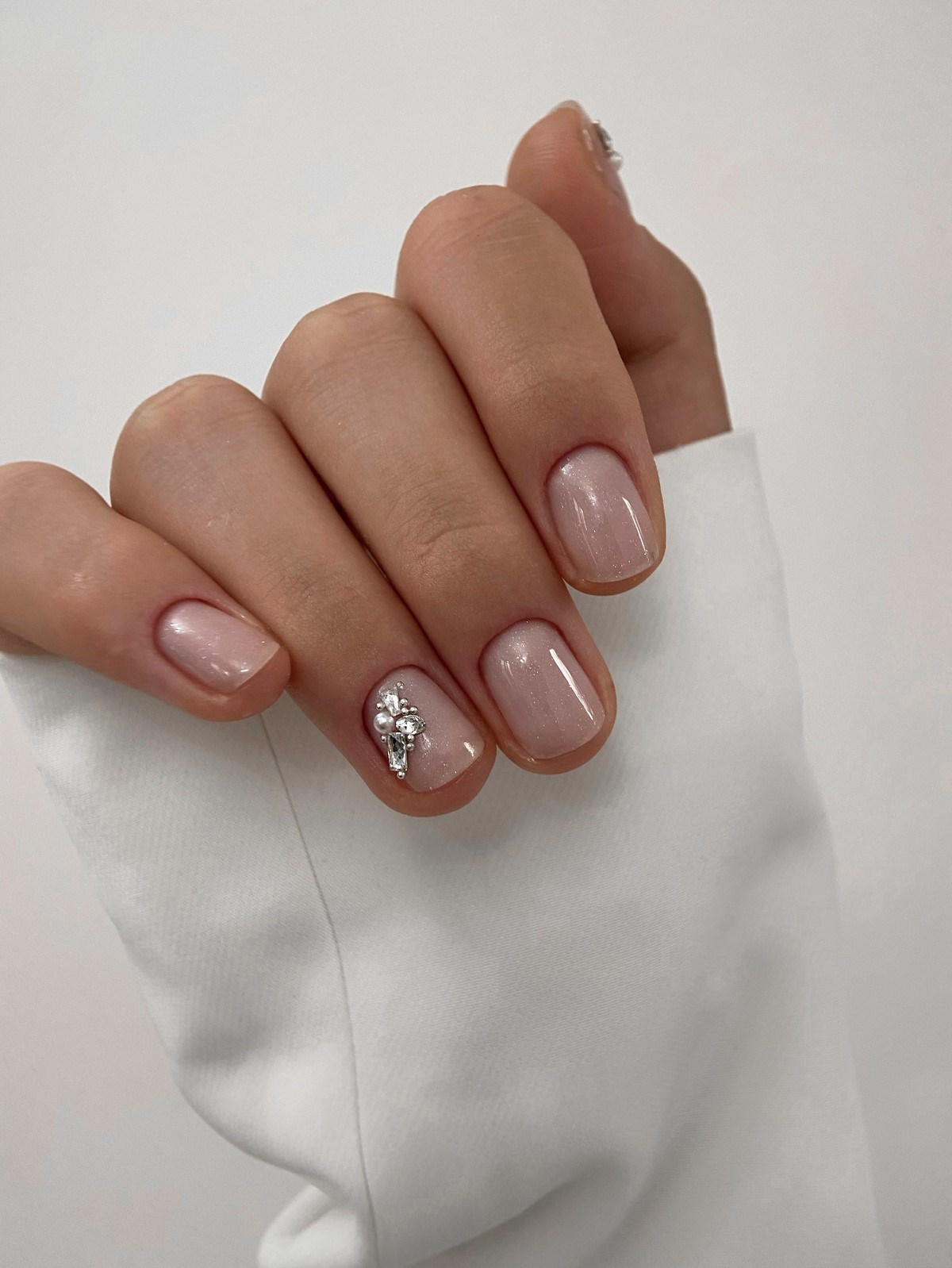 Мінімалістичний манікюр на короткі нігті: стильні ідеї весни 2026