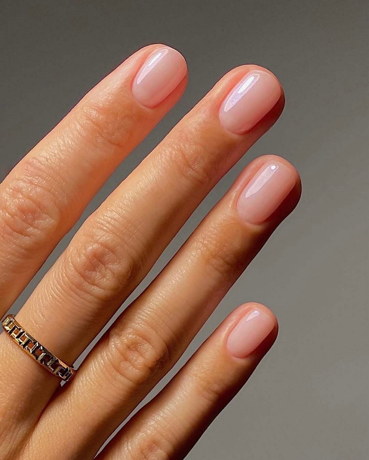 Модні кольори для коротких нігтів весни 2026: головні відтінки