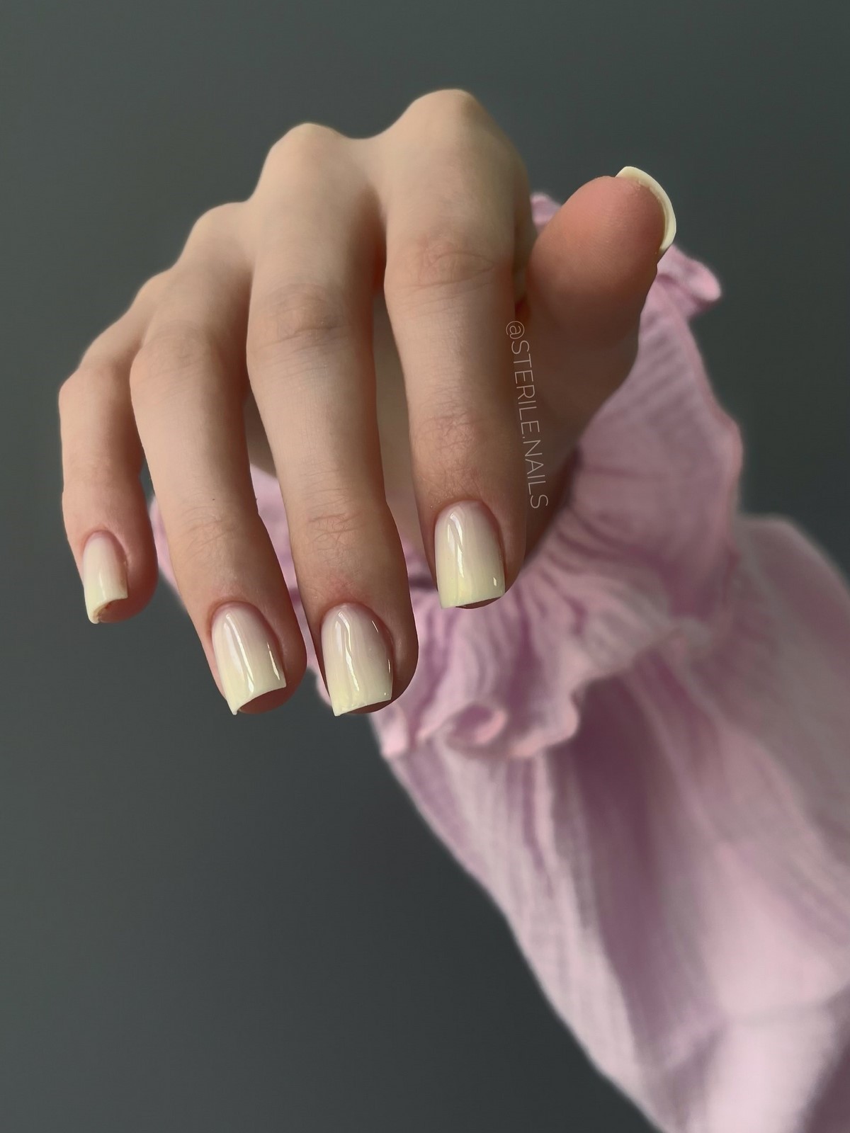 Модні кольори для коротких нігтів весни 2026: головні відтінки