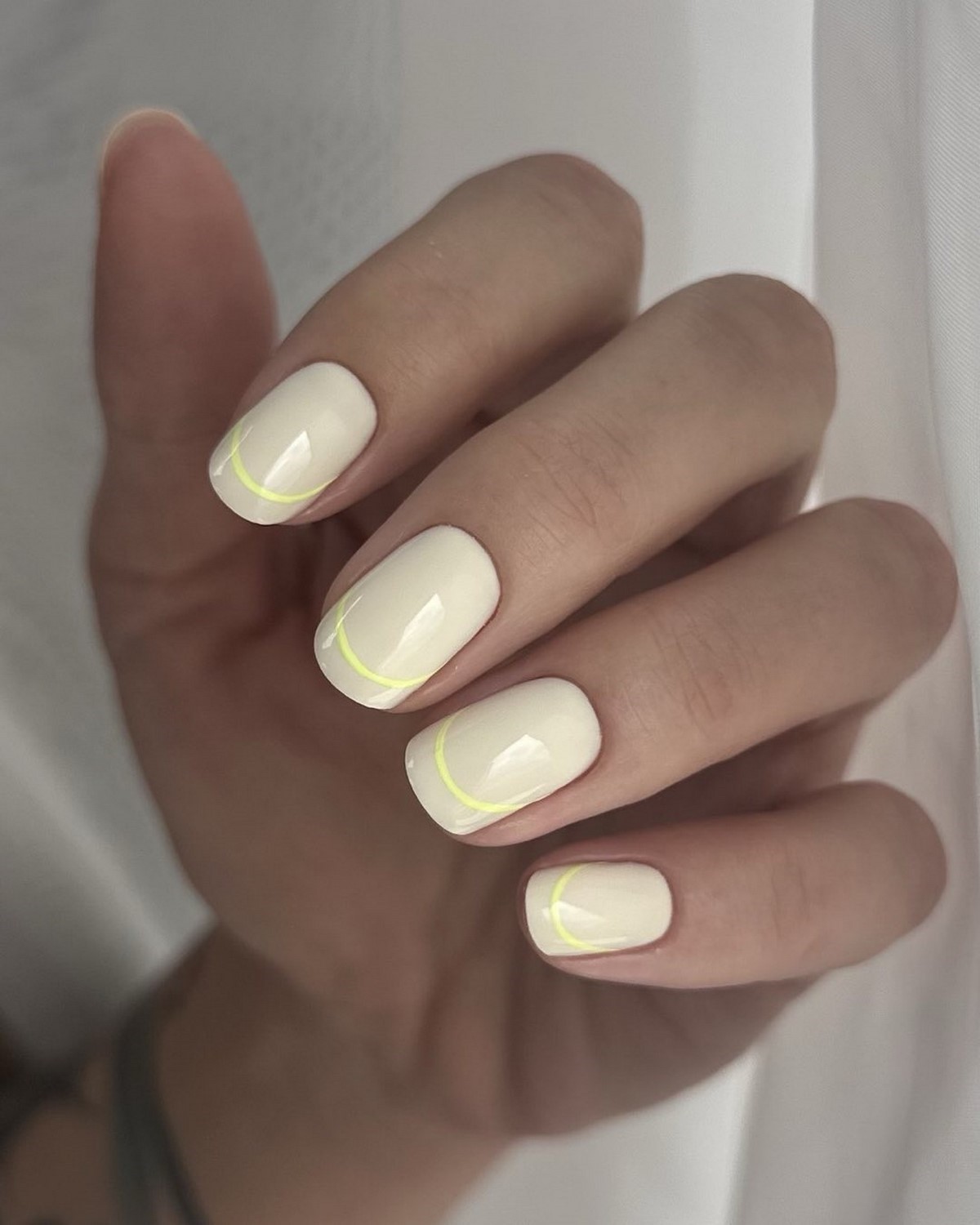 Модні кольори для коротких нігтів весни 2026: головні відтінки