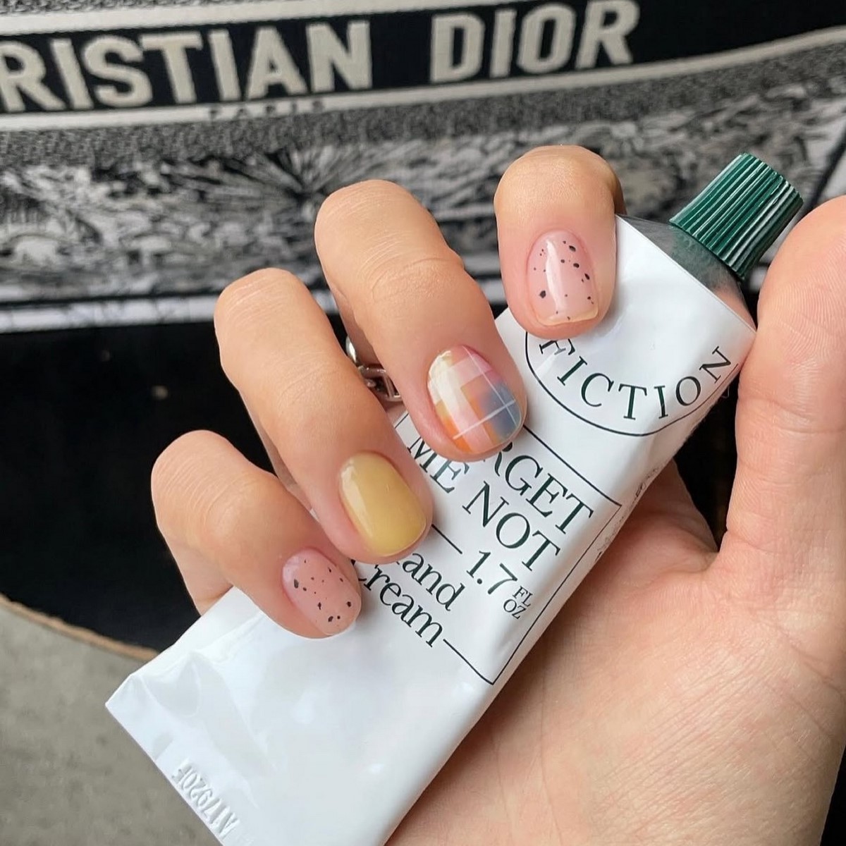 Манікюр на короткі нігті весни 2026: стильні новинки