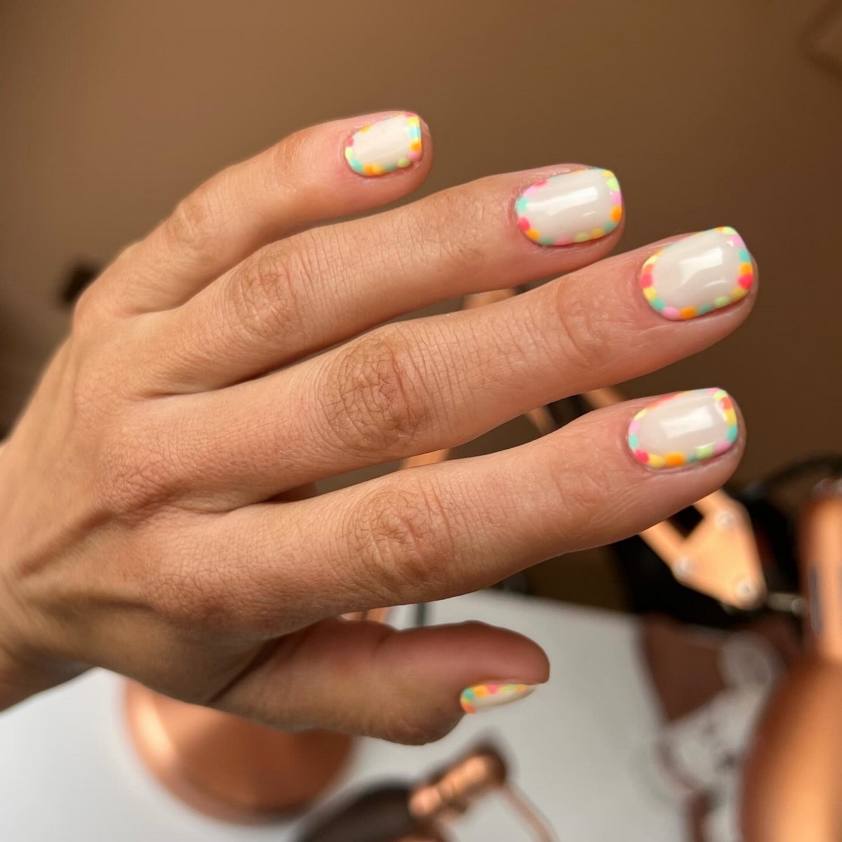 Манікюр на короткі нігті весни 2026: стильні новинки