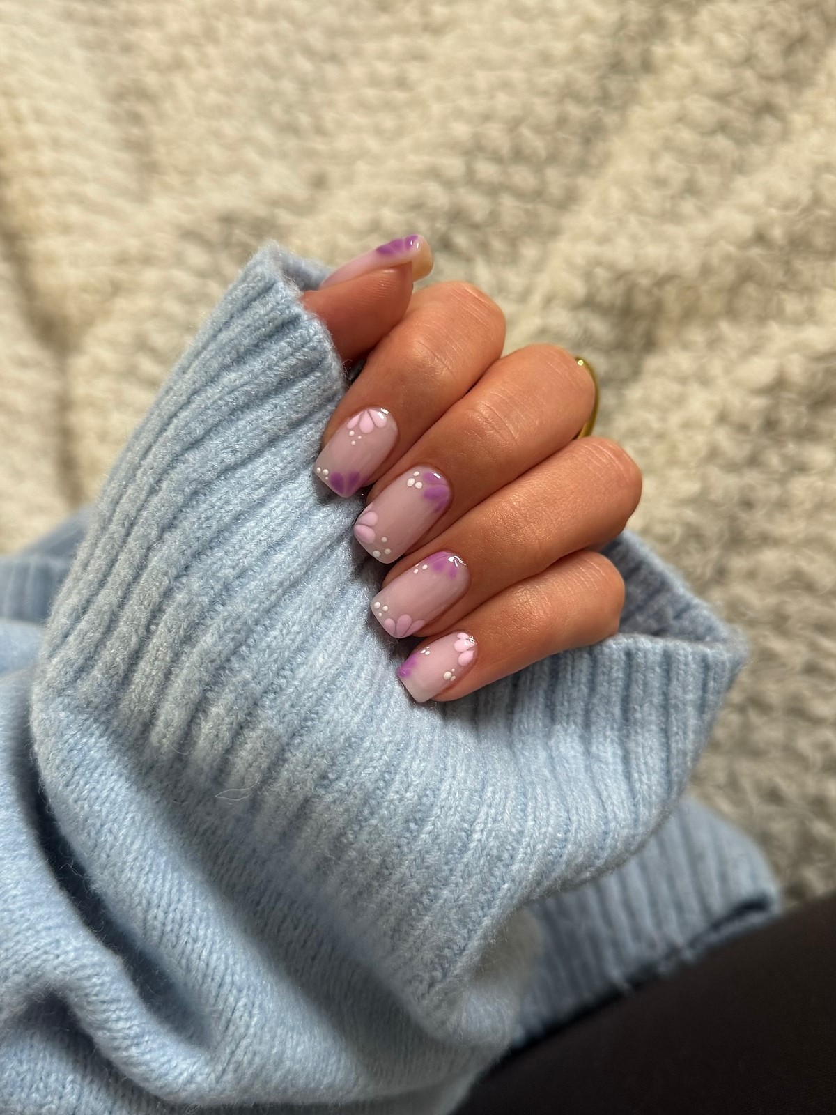 Молочний манікюр на короткі нігті квітня: ідеї чистої краси