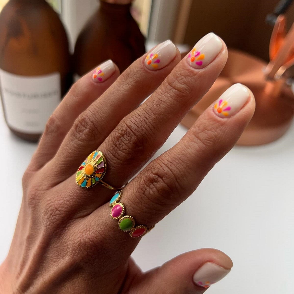 Молочний манікюр на короткі нігті квітня: ідеї чистої краси