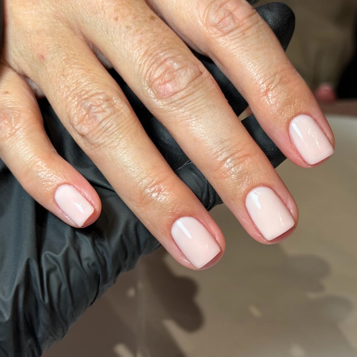 Молочний манікюр на короткі нігті квітня: ідеї чистої краси