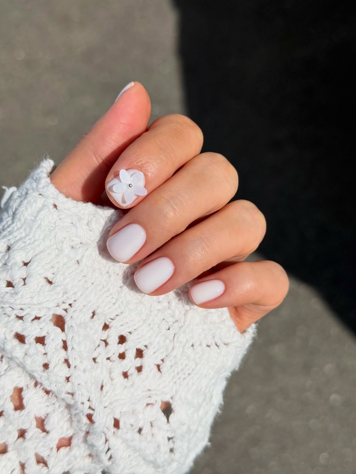 Молочний манікюр на короткі нігті квітня: ідеї чистої краси